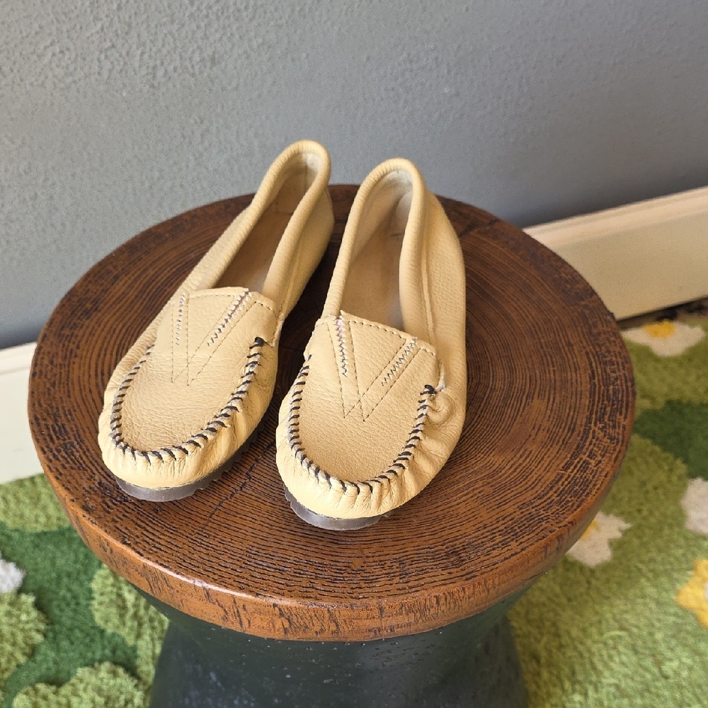 NWOT Minnetonka, Womens Classic Tan Moccasins
